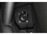狭い場所も苦になりません。電動格納ドアミラー装備。電動格納ドアミラードアミラー調整スイッチ