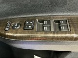 運転席のスイッチで全てのウィンドウの開閉操作を行うことができます。ロックボタンをONにしておくと、運転席以外のウィンドウは作動しないのでお子様を乗せているときなども安心ですね♪