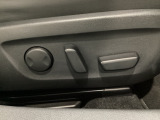 運転席にはパワーシートを装備!シート位置を記憶するメモリー機能付きなのでご夫婦で2名分セットすると便利です♪