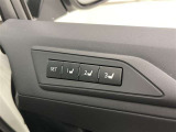 シートメモリー機能装備付きです。シートの位置をそれぞれ記憶しておく事ができるので、ご家族や、複数の方で車を乗られるオーナー様には、便利な機能です。