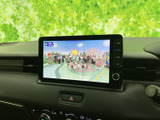 テレビ番組を画面で視聴でき、休憩中など停車している時間を楽しく過ごせます。映像が表示されるため、同乗者とのお出かけ先での待ち時間にも活用いただけます。