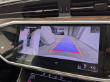 バックモニターはステアリングに連動するレーンガイドの表示がありますので、駐車が苦手な方もご安心ください。