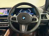 M Driveボタン クローム仕上げのディテールとコントラストステッチを施したダブルスポークデザインのマルチファンクションMスポーツレザーステアリングホイール