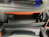【インパネアッパーボックス】サッと取り出せてサッとしまえる、運転席の目の前にはボックスが装備されております!薄型のボックスティッシュなど収納可能☆