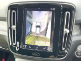 【360&deg;ビューカメラ】4台の高解像度カメラで360度の鳥瞰図を表示。隣の車や壁、死角にある障害物などを画面で確認できるため、狭いスペースでの駐車・出入りも安心です。