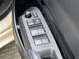 【パワーウィンドウ集中スイッチ】運転席のパワーウィンドスイッチ位置には運転以外の窓の開閉・ロック機能も付いています