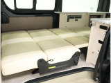 ベッドモード:キャンプや旅行で快適に車中泊を楽しめるのはもちろん、長距離ドライブ時の休憩・仮眠スペースとしても重宝する。段差のないフルフラット構造で、自宅のベッドのようにゆったりと体を休められます。