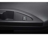 (USB電源)USBケーブルを介してスマホやタブレットなどの機器に電力を供給出来ます 左側にも設置しています