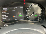 メーターディスプレイにて、運転支援システムの設定変更が可能です。併せて表示されているのが、入庫時の走行距離になります。