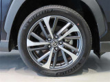 純正のアルミホイール装着車です。タイヤサイズは225/50R18です。