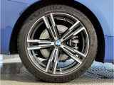 【BMWアロイホイル】軽量かつ強度に拘ったアロイホイル。走行性能ポテンシャルを引き出す設計。車の足元を引き締めてくれる大きなポイントはアロイホイルです。