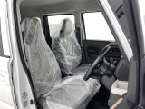 高いホールド性で運転姿勢が安定します。長距離ドライブでも疲れにくいのが魅力です。快適なドライビングライフをお送りください♪
