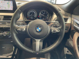 BMWのステアリングのリムは、一般的なものより少し太めにデザインされています。 これはタイヤやステアリングシャフトなどを介して伝わる路面からの入力を、しっかりと把握するためです。