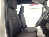 広い足元に肘掛けもついたゆったり座れるシートです。運転席と助手席の間が空いているため、助手席側への移動がスムーズです。交通量の多い道でも、助手席側から乗り降りができます。