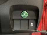 VSA装備車です。VSAはドライバーの操作と車の動きを見守っています。もし車の挙動が乱れたとき、4輪別々にブレーキをかけたり、エンジンパワーをしぼることによって車を安定させます。