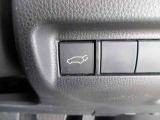 【パワーバックドアスイッチ】運転席から操作可能。途中でも止められる安心のバックドア。後ろの駐車スペースが狭い時に重宝します
