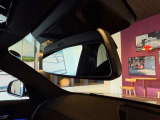 ☆BMWのルームミラーには自動防眩機能が備わっております。後続車のヘッドライトの明るさで幻惑されるのを防止☆