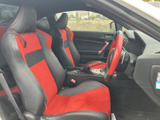 赤と黒のコントラストが目を引くシートで、ホールド感のある形状が伝わります。運転席まわりを見渡しやすく、助手席からも前方の様子を確認しやすい、まとまりのある空間です。