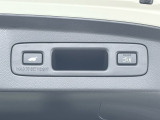 ハンズフリーアクセスパワーテールゲート(予約クローズ機能付)荷物を抱えていても楽に開け閉め可能です。スマートキーを持っていれば、開扉だけでなく、閉扉までをハンズフリーで行うことが出来ます