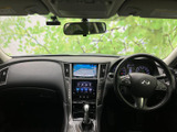 運転席まわりまで見渡しやすく、前方の視界も広がる落ち着いた空間です。シートやドア内張りは黒を基調にまとまり、すっきりとした印象。運転する方も同乗者も過ごしやすい雰囲気です。
