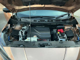 電気自動車ですのでモータールームです。ヘッドカバーのように見えるのはインバーターユニットです。起動用の12Vバッテリーを備えています。
