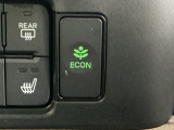ECONスイッチ操作でエンジンやミッション、エアコンなどを総合的に制御、燃費をよくするようクルマが頑張ります。