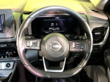 インテリアに合わせたデザインのステアリングは、運転される方のことも考え、運転しやすい形状、大きさです。是非一度、実際に触ってお確かめください。