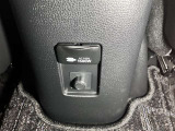 停電などの非常時には電源としても使える100V/1500Wコンセントを車内に設置。電気製品にも対応し、普段使いにもアウトドアでも大活躍!(センタコンソールリヤ部)