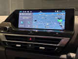 視認性に優れた大型タッチスクリーンを採用。Apple CarPlayやAndroid Autoに対応し、スマートフォンのナビや音楽、通話などを大画面で快適に操作できます。