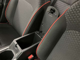 便利なカップホルダーを装備しています。缶ジュースを開けて運転していると振動で倒れないかヒヤヒヤ、意外と置き場に困るもの。 意外に重要な装備ですね。