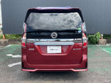 デュアルバックドアです。僅かなスペースでもバックドアを開けて荷物の乗せ降ろしが可能です。