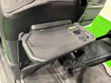 飲み物や食べ物を気軽に置ける格納式シートバックテーブルを、運転席と助手席の背もたれにご用意。車内の休憩も快適です!