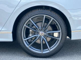 純正19インチアルミホイールが装着されております。モデル別にデザインされておりこちらの車両を足元からイメージに合うように考えられております。車のデザインを印象付けるのではないでしょうか?