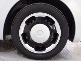 ホイールは車のデザインにマッチした専用タイプです。