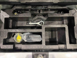 ラゲージの下にはジャッキや応急パンク修理セットが備わっています