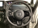 ハンドルにHondaセンシング系のクルーズコントロールやレーンキープアシストなどのスイッチと、オーディオの操作スイッチが装備されています。ハンドルから手を離さず安全に操作できます。