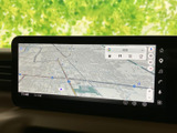 地図情報が画面いっぱいに表示され、周辺の道路や現在地をひと目で確認しやすい仕様です。検索メニューも見やすく、目的地を探したいときに役立つナビ画面です。