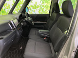 運転席周りも広々としており、長距離運転でも疲れにくい設計です。視界も良好で、運転操作も楽に行えます。