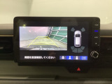 バックギアに入れますとご覧のような画像に自動的に切り替わります。車庫入れ時に役立ちます。