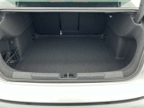 トランクルームの床がフラットな設計になっているため荷物の出し入れがしやすく、積載効率も向上しています。トランク内には、ネットや収納ボックスが配置されているモデルもあり、小物の整理に便利です。