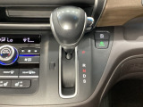 CVT車のセレクトレバーです。低速から高速まで、変速ショックのないスムーズな走りを実現するとともに、エンジン効率のよい領域を維持することで燃費にも貢献します。