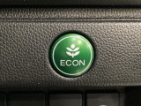ECON モードをON にするとアクセルペダルの動きに対するエンジンの反応とエアコンの制御を切り換えることで、燃費のいい運転をするドライバーがペダルを踏んだ時と同じようにエンジンを制御します。