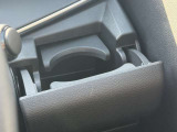 運転席側ドリンクホルダーです。高めの位置にご用意しておりますので目線を下げることなくご利用頂けます!!
