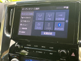 オーディオソースの選択画面には、ラジオやDVD、USB、Bluetoothなどの項目が表示されます。使いたい音源を画面から選べるため、日々の利用シーンに合わせて活用できます。