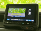 後方の映像に加え、車両周囲の状況を画面上で確認できる表示を備えています。駐車時の周囲確認をサポートし、駐車が苦手な方にも心強い装備です。