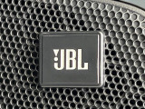 【JBLサウンドシステム】メーカーオプションの高品位サウンドシステムを搭載。専用のチューニングが施された大小様々なスピーカーから良質なサウンドが奏でられ、臨場感あふれる音響空間を演出します。