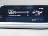 こちらのお車には先進安全装備が多数搭載されています。衝突被害を回避あるいは軽減するためのブレーキや、後方死角からの接近警報、車線逸脱を防止する警報装置など、詳しくはスタッフまでお尋ねください。