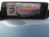 360&deg;ビューモニターでは前後左右4つのカメラ映像をさまざまな走行状況に応じて切り替えてセンターディスプレイに表示することで、駐車時や狭い道でのすれ違い時、見通しの悪い交差点進入時でも安心感を高めます
