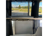 後席左右の窓にはサンシェードを装備!車内の温度上昇を抑え、プライバシー保護にも役立ちます♪