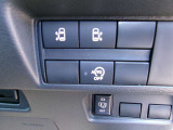 左右両側オートスライドドアです。運転席からでもスイッチひとつで開閉できるので、便利ですよ